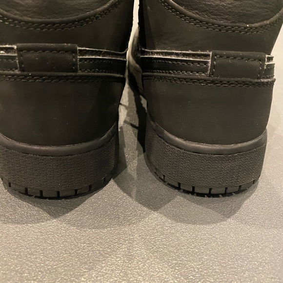 Boys Air Jordan's size 5 - Picture 2 of 5